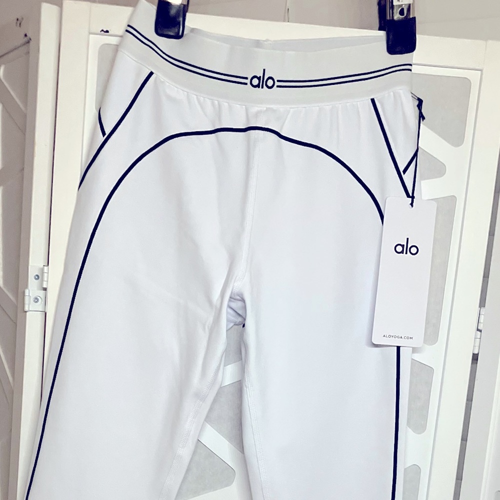 ALO YOGA [NWT] BEST SELLER
Airbrush High-Waist Heart Throb Legging in SIZE XS